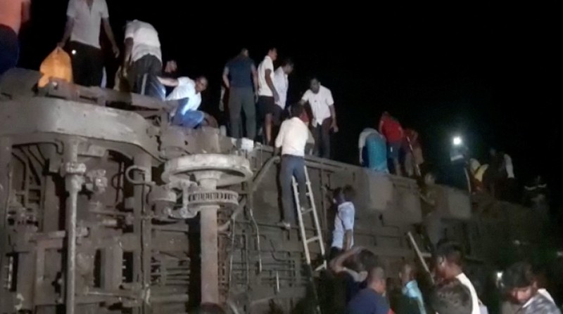 Suasana usai terjadi kecelakaan kereta yang tergelincir di distrik Balasore,India. (Press Trust of India via AP)) Suasana usai terjadi kecelakaan kereta yang tergelincir di distrik Balasore,India. (Press Trust of India via AP))