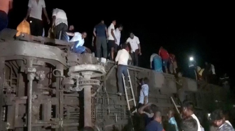 Suasana usai terjadi kecelakaan kereta yang tergelincir di distrik Balasore,India. (Press Trust of India via AP))