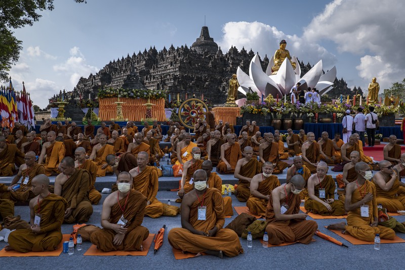 Umat Buddha berdoa sebelum ritual memandikan patung Siddhartha cilik pada perayaan Hari Waisak di Vihara Buddha Dharma di Kuta, Bali, Indonesia, Minggu (4/6/2023). (Johannes P. Christo/Anadolu Agency via Getty Images) Umat Buddha berdoa sebelum ritual memandikan patung Siddhartha cilik pada perayaan Hari Waisak di Vihara Buddha Dharma di Kuta, Bali, Indonesia, Minggu (4/6/2023). (Johannes P. Christo/Anadolu Agency via Getty Images)