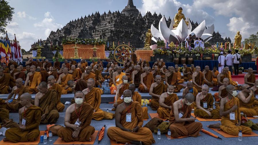 Umat ​​Buddha berdoa sebelum ritual memandikan patung Siddhartha cilik pada perayaan Hari Waisak di Vihara Buddha Dharma di Kuta, Bali, Indonesia, Minggu (4/6/2023). (Johannes P. Christo/Anadolu Agency via Getty Images)