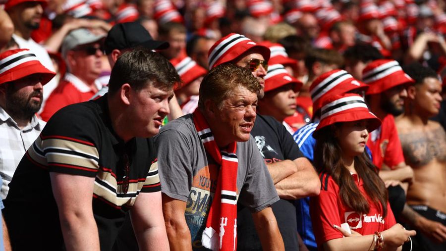 Ekspresi fans Manchester United ssat timnya mengalami kekalahan di laga Final Piala FA melawan Manchester CIty. (Action Images via Reuters/Paul Childs)