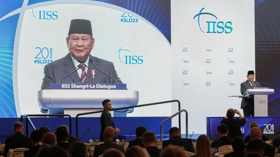 Menteri Pertahanan RI Prabowo Subianto, menyampaikan pidatonya pada Dialog Shangri-La International Institute for Strategic Studies (IISS) ke-20, forum pertahanan dan keamanan tahunan Asia di Singapura, Sabtu (3/6/2023). (AP Photo/Vincent Thian)