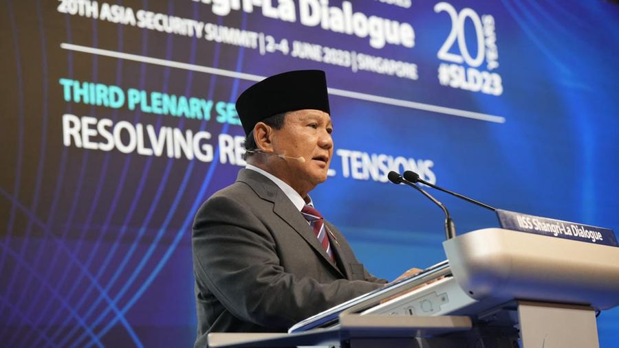Menteri Pertahanan RI Prabowo Subianto, menyampaikan pidatonya pada Dialog Shangri-La International Institute for Strategic Studies (IISS) ke-20, forum pertahanan dan keamanan tahunan Asia di Singapura, Sabtu (3/6/2023). (AP Photo/Vincent Thian)