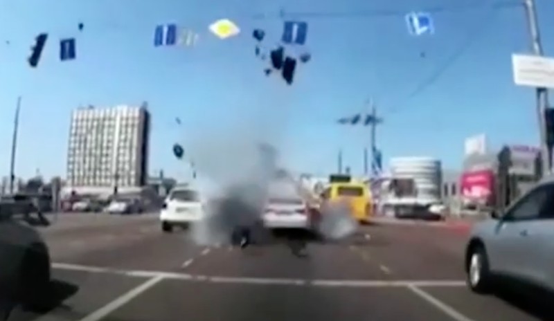 Rudal milik militer Rusia hantam mobil di jalanan kota Kyov, Ukraina. (REUTERS) Rudal milik militer Rusia hantam mobil di jalanan kota Kyov, Ukraina. (REUTERS)