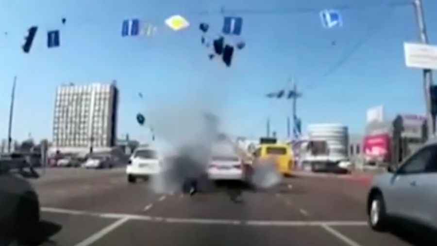 Rudal milik militer Rusia hantam mobil di jalanan kota Kyov, Ukraina. (REUTERS)