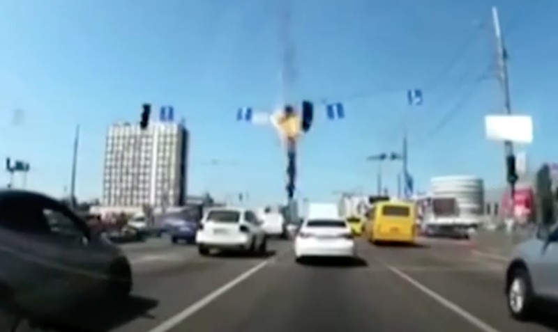 Rudal milik militer Rusia hantam mobil di jalanan kota Kyov, Ukraina. (REUTERS) Rudal milik militer Rusia hantam mobil di jalanan kota Kyov, Ukraina. (REUTERS)