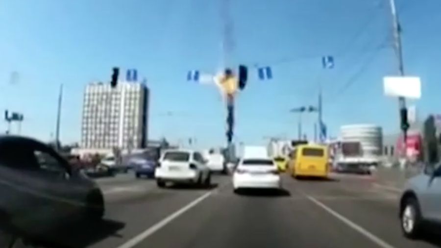 Rudal milik militer Rusia hantam mobil di jalanan kota Kyov, Ukraina. (REUTERS)