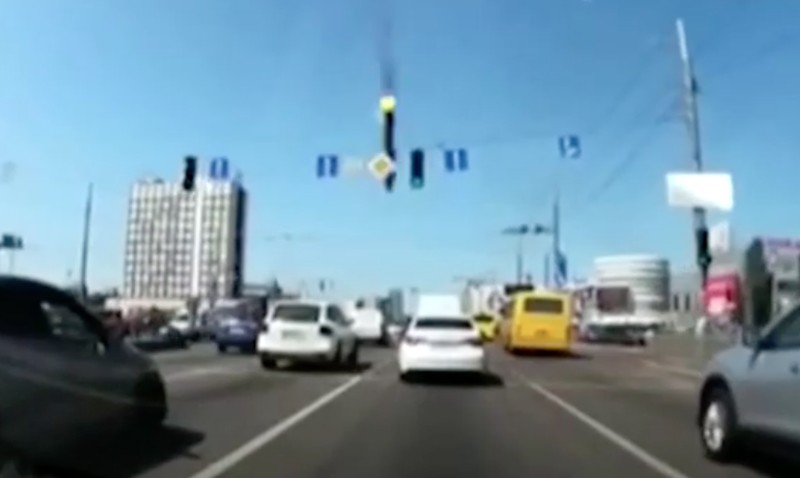 Rudal milik militer Rusia hantam mobil di jalanan kota Kyov, Ukraina. (REUTERS) Rudal milik militer Rusia hantam mobil di jalanan kota Kyov, Ukraina. (REUTERS)