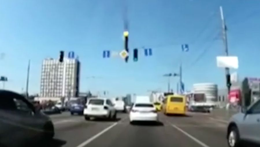 Rudal milik militer Rusia hantam mobil di jalanan kota Kyov, Ukraina. (REUTERS)