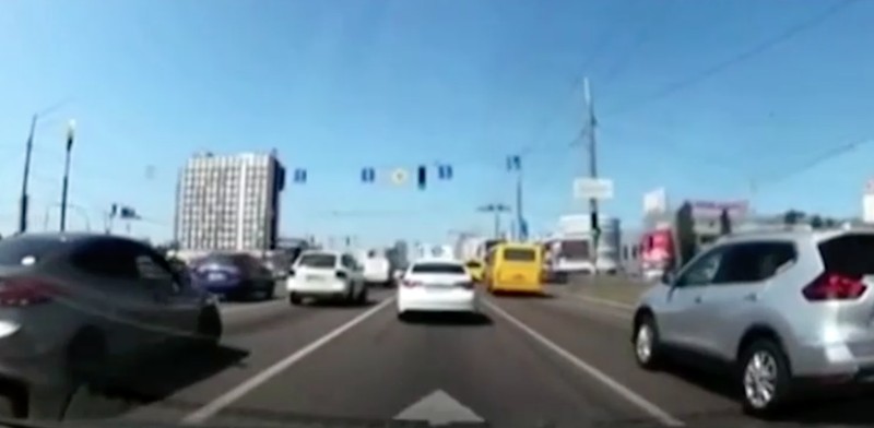 Rudal milik militer Rusia hantam mobil di jalanan kota Kyov, Ukraina. (REUTERS) Rudal milik militer Rusia hantam mobil di jalanan kota Kyov, Ukraina. (REUTERS)
