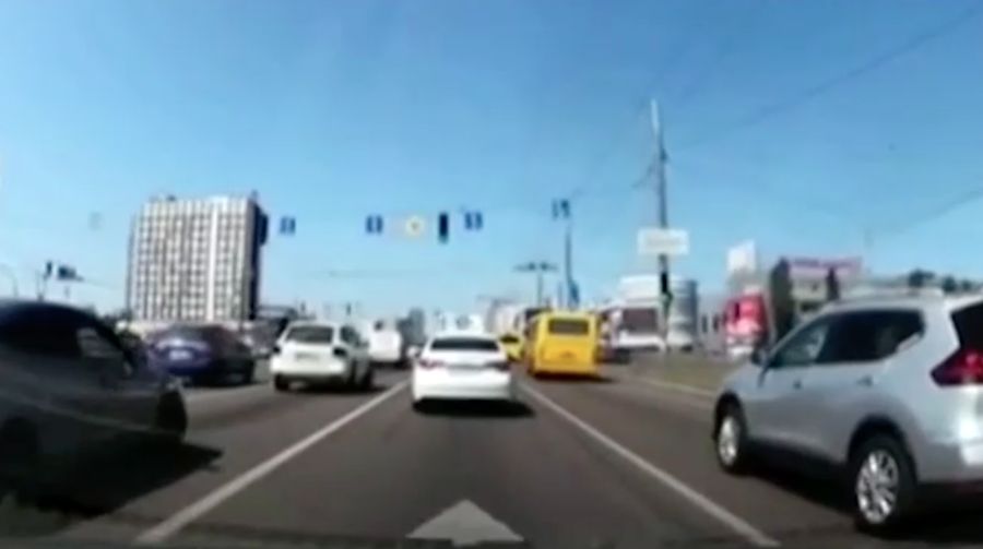 Rudal milik militer Rusia hantam mobil di jalanan kota Kyov, Ukraina. (REUTERS)