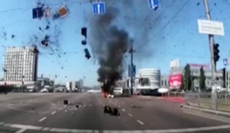 Rudal milik militer Rusia hantam mobil di jalanan kota Kyov, Ukraina. (REUTERS)
