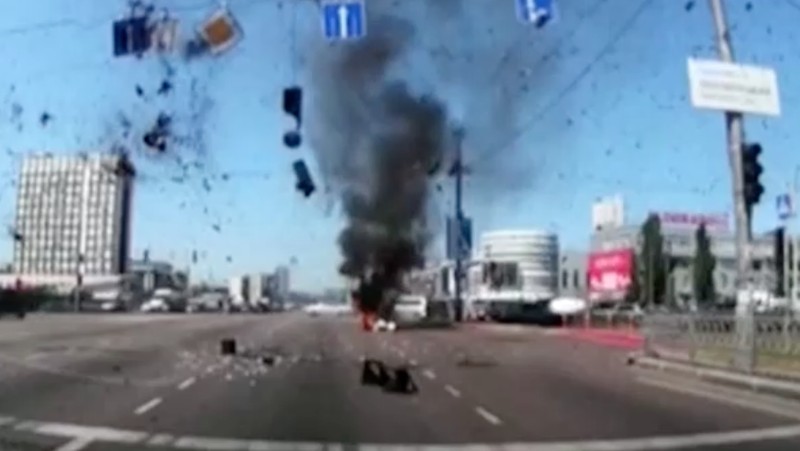 Rudal milik militer Rusia hantam mobil di jalanan kota Kyov, Ukraina. (REUTERS)