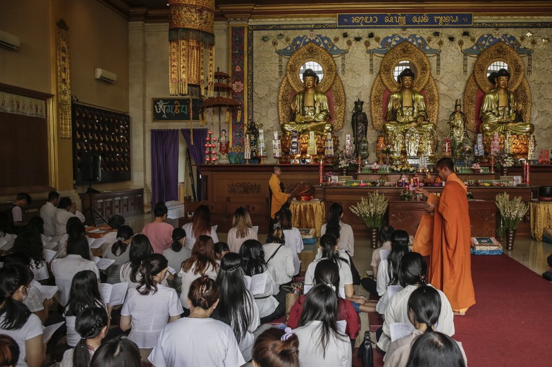 Umat ​​Buddha berdoa sebelum ritual memandikan patung Siddhartha cilik pada perayaan Hari Waisak di Vihara Buddha Dharma di Kuta, Bali, Indonesia, Minggu (4/6/2023). (Johannes P. Christo/Anadolu Agency via Getty Images)