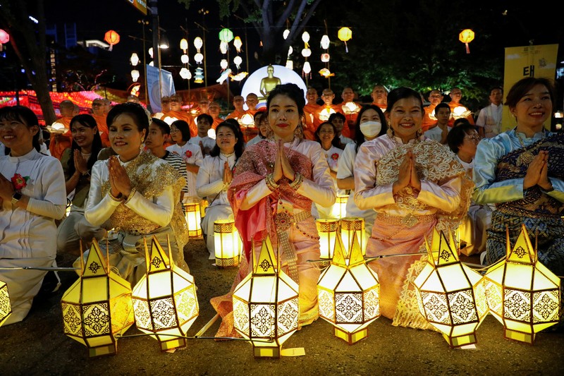 Umat Buddha berdoa sebelum ritual memandikan patung Siddhartha cilik pada perayaan Hari Waisak di Vihara Buddha Dharma di Kuta, Bali, Indonesia, Minggu (4/6/2023). (Johannes P. Christo/Anadolu Agency via Getty Images) Umat Buddha berdoa sebelum ritual memandikan patung Siddhartha cilik pada perayaan Hari Waisak di Vihara Buddha Dharma di Kuta, Bali, Indonesia, Minggu (4/6/2023). (Johannes P. Christo/Anadolu Agency via Getty Images)