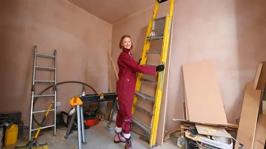 Seorang perempuan asal Inggris, Maxine Sharples (36), berhasil merubah rumah usang seharga £ 1 (Rp 18.500) menjadi rumah mewah senilai kurang-lebih US$ 137.000 (Rp 2,05 miliar). (Req Danang)