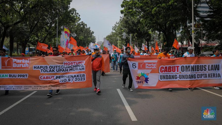 Aksi Buruh Gruduk Patung Kuda, Kawal Uji Formil UU Cipta Kerja. (CNBC Indonesia/Faisal Rahman)