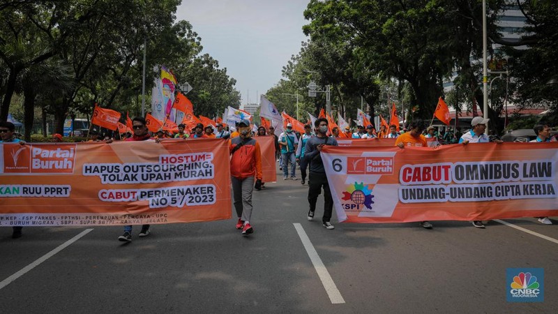 Aksi Buruh Gruduk Patung Kuda, Kawal Uji Formil UU Cipta Kerja. (CNBC Indonesia/Faisal Rahman)