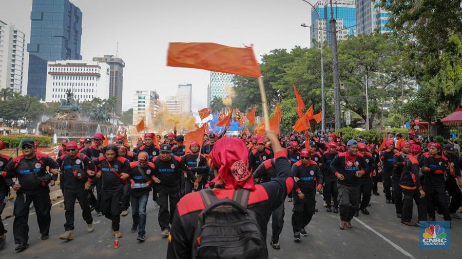 Aksi Buruh Gruduk Patung Kuda, Kawal Uji Formil UU Cipta Kerja. (CNBC Indonesia/Faisal Rahman)