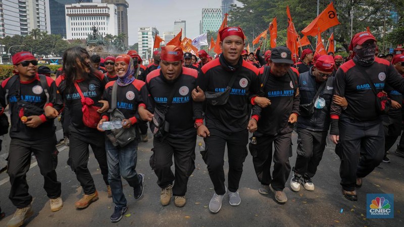 Aksi Buruh Gruduk Patung Kuda, Kawal Uji Formil UU Cipta Kerja. (CNBC Indonesia/Faisal Rahman)