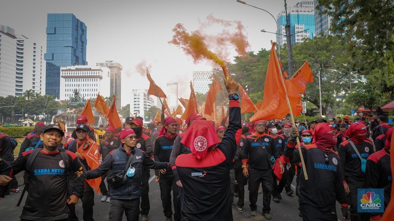 Aksi Buruh Gruduk Patung Kuda, Kawal Uji Formil UU Cipta Kerja. (CNBC Indonesia/Faisal Rahman)