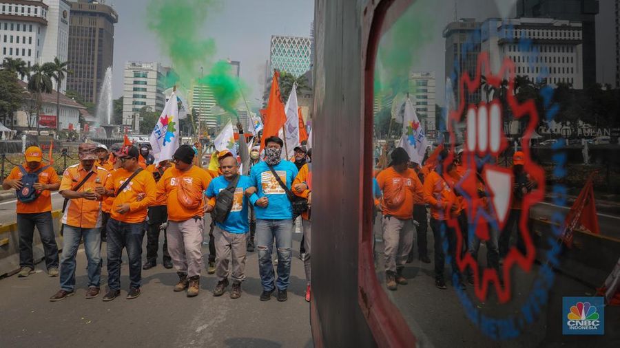 Aksi Buruh Gruduk Patung Kuda, Kawal Uji Formil UU Cipta Kerja. (CNBC Indonesia/Faisal Rahman)
