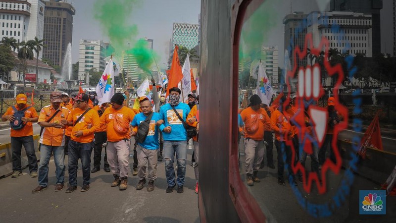 Aksi Buruh Gruduk Patung Kuda, Kawal Uji Formil UU Cipta Kerja. (CNBC Indonesia/Faisal Rahman)