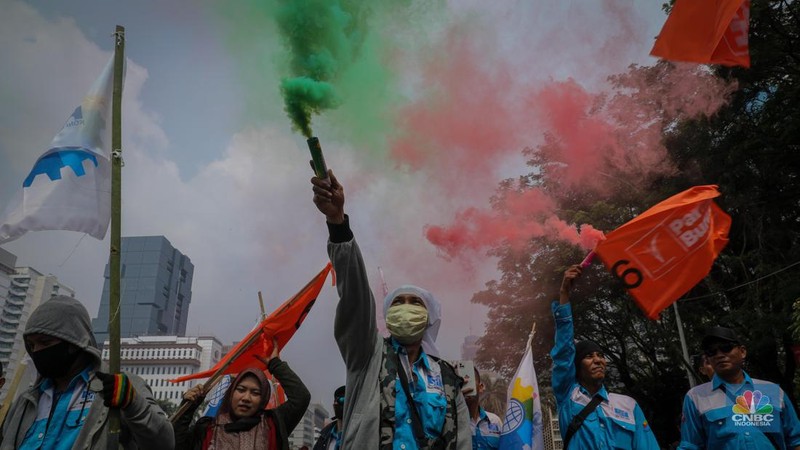 Aksi Buruh Gruduk Patung Kuda, Kawal Uji Formil UU Cipta Kerja. (CNBC Indonesia/Faisal Rahman)