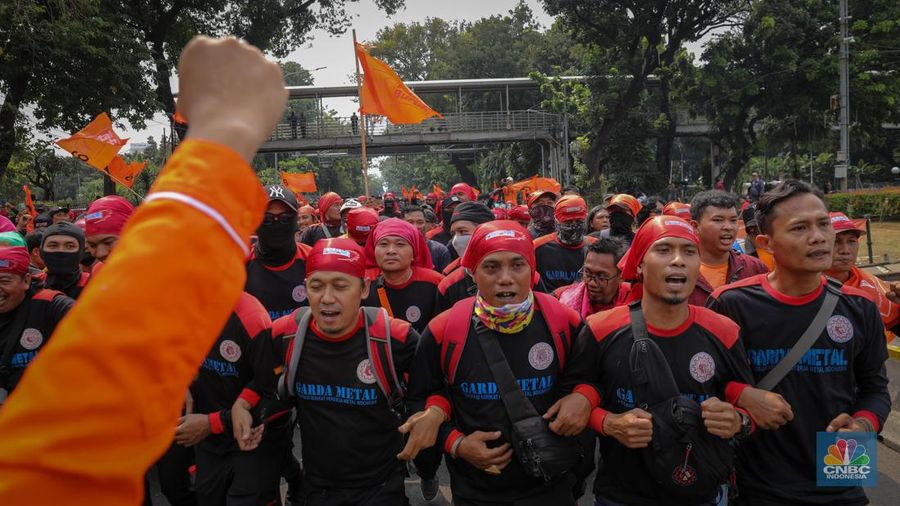 Aksi Buruh Gruduk Patung Kuda, Kawal Uji Formil UU Cipta Kerja. (CNBC Indonesia/Faisal Rahman)