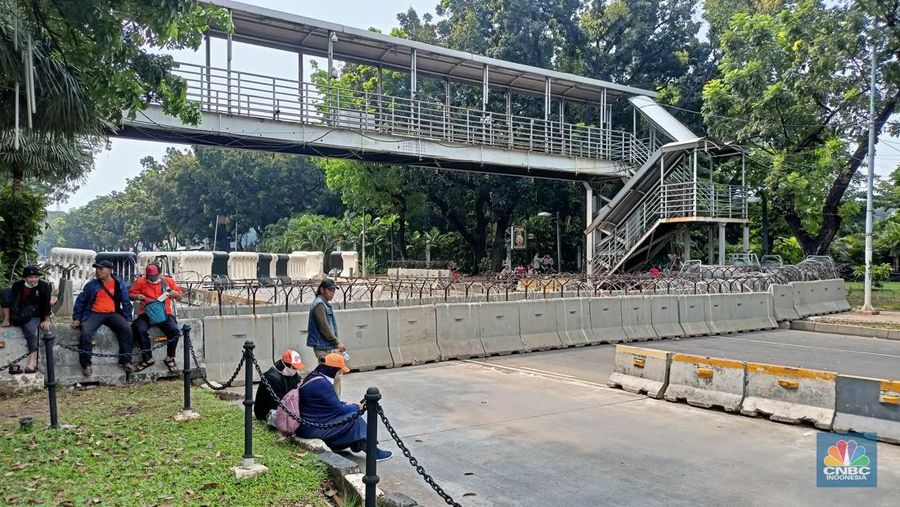 Aparat keamanan menutup semua akses sepanjang jalan Medan Merdeka Barat karena adanya aksi buruh. Pantauan CNBC Indonesia, titik barikade terbagi menjadi dua bagian, pertama adalah beton di depan gedung Indosat yang menutup jalan di barikade pertama. (CNBC Indonesia/Ferry Sandi)