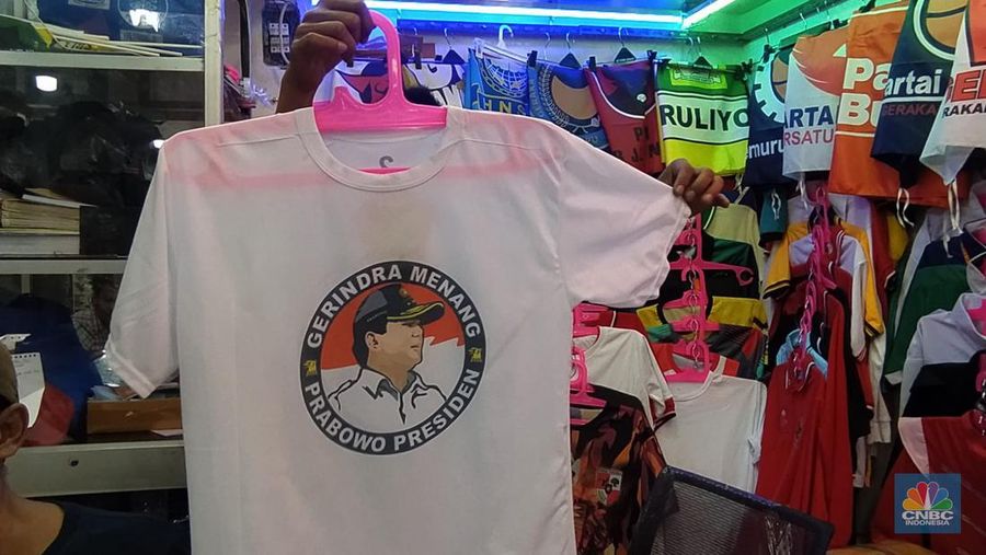 Bisnis penjualan atribut dan kaos partai di Pasar Senen, Jakarta Pusat mulai menggeliat Jelang Pemilu 2024. (CNBC Indonesia/Martyasari Rizky)