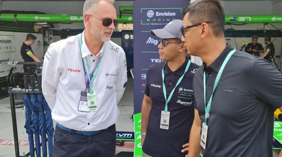 Direktur Utama PLN, Darmawan Prasodjo memantau pasokan listrik dalam gelaran Formula E 2023 di Jakarta, Minggu (4/6).