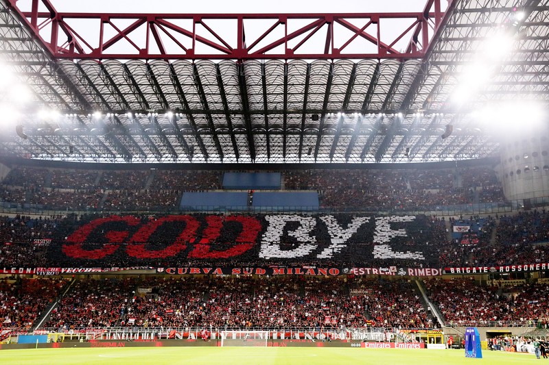 Zlatan Ibrahimovic dari AC Milan menyapa publik saat upacara perpisahan setelah pertandingan Serie A Italia antara AC Milan dan Hellas Verona di Stadio Giuseppe Meazza pada 04 Juni 2023 di Milan, Italia. Waktu Ibrahimovic di AC Milan akan segera berakhir setelah pertandingan terakhir mereka musim ini melawan Hellas Verona. (Claudio Villa/AC Milan via Getty Images)