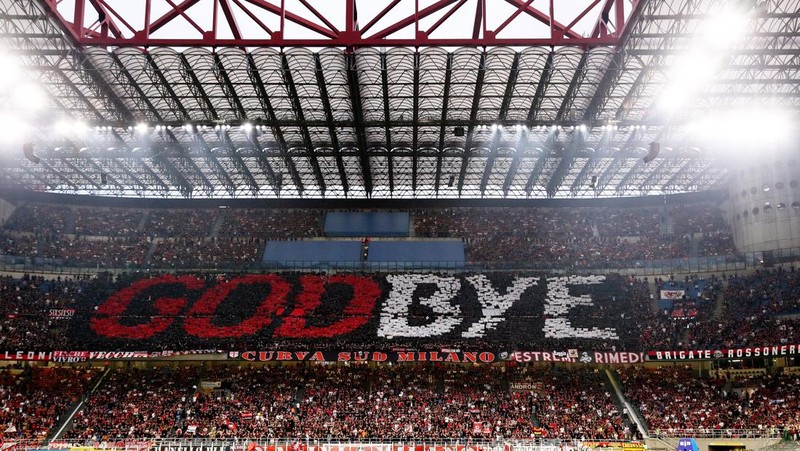 Zlatan Ibrahimovic dari AC Milan menyapa publik saat upacara perpisahan setelah pertandingan Serie A Italia antara AC Milan dan Hellas Verona di Stadio Giuseppe Meazza pada 04 Juni 2023 di Milan, Italia. Waktu Ibrahimovic di AC Milan akan segera berakhir setelah pertandingan terakhir mereka musim ini melawan Hellas Verona. (Claudio Villa/AC Milan via Getty Images)
