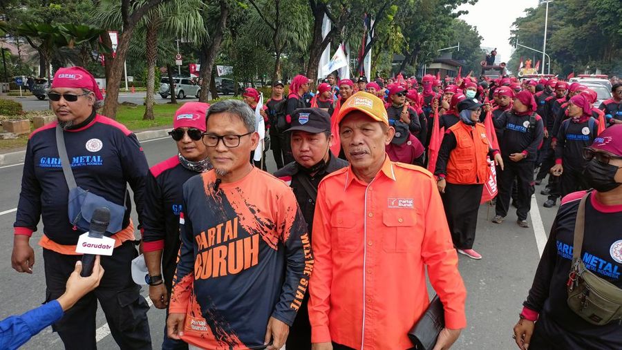 Kalangan buruh mengancam bakal melakukan aksi mogok nasional jika Mahkamah Konstitusi tidak mencabut Omnibus Law UU Cipta Kerja. Ancaman ini sebagai bentuk kekecewaan buruh karena aturan ini dianggap menindas golongannya. (CNBC Indonesia/Sandi Ferri)