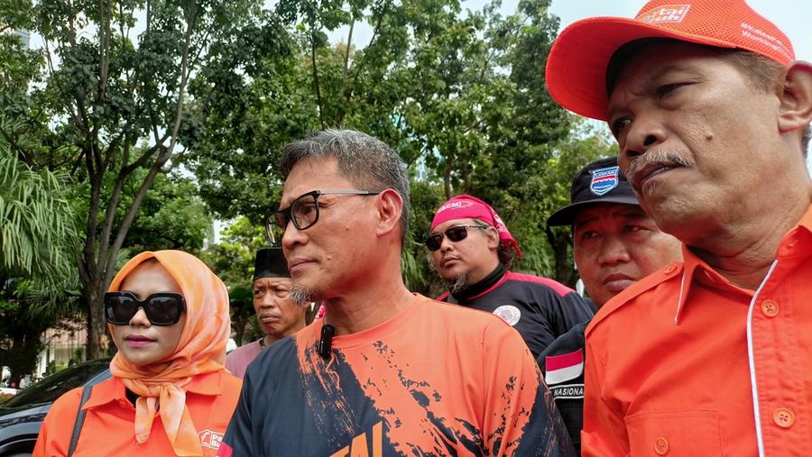 Kalangan buruh mengancam bakal melakukan aksi mogok nasional jika Mahkamah Konstitusi tidak mencabut Omnibus Law UU Cipta Kerja. Ancaman ini sebagai bentuk kekecewaan buruh karena aturan ini dianggap menindas golongannya. (CNBC Indonesia/Sandi Ferri)