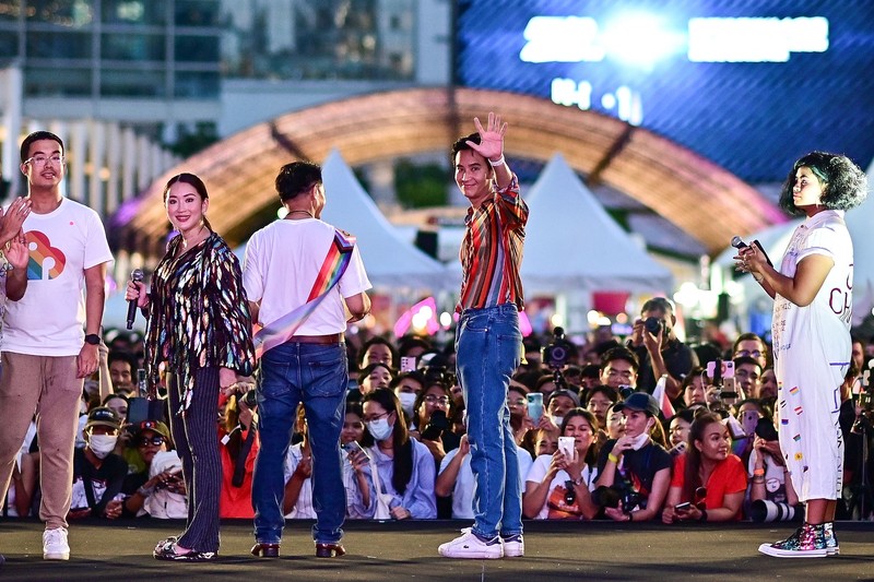 Pita Limjaroenrat (kiri) pemimpin Partai Maju dan calon Perdana Menteri, berdiri di samping Paetongtarn Shinawatra, calon Perdana Menteri Partai Pheu Thai, dalam pidato parade Pride pada 04 Juni 2023 di Bangkok, Thailand. Anggota komunitas LGBTQ dan sekutunya ambil bagian dalam pawai bulan Pride melalui pusat kota Bangkok. (Lauren DeCicca/Getty Images)