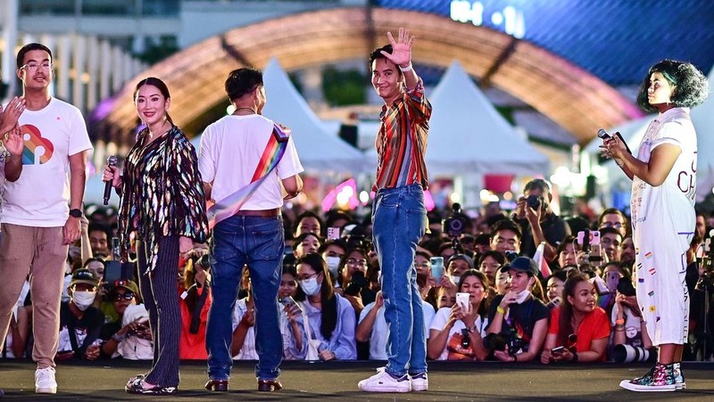 Pita Limjaroenrat (kiri) pemimpin Partai Maju dan calon Perdana Menteri, berdiri di samping Paetongtarn Shinawatra, calon Perdana Menteri Partai Pheu Thai, dalam pidato parade Pride pada 04 Juni 2023 di Bangkok, Thailand. Anggota komunitas LGBTQ dan sekutunya ambil bagian dalam pawai bulan Pride melalui pusat kota Bangkok. (Lauren DeCicca/Getty Images)