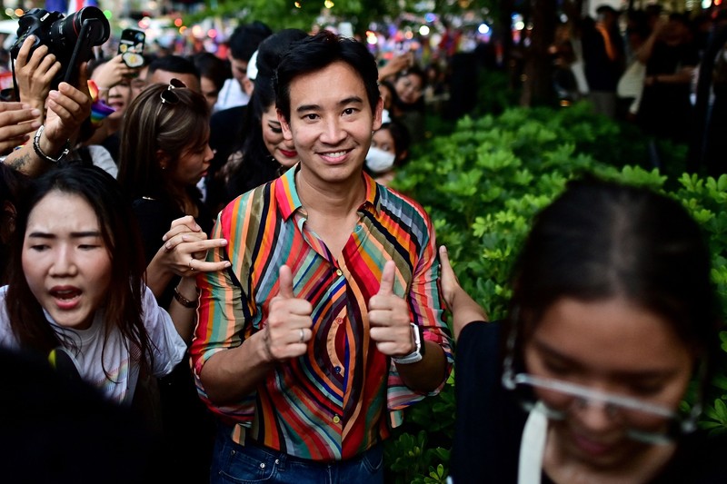 Pita Limjaroenrat (kiri) pemimpin Partai Maju dan calon Perdana Menteri, berdiri di samping Paetongtarn Shinawatra, calon Perdana Menteri Partai Pheu Thai, dalam pidato parade Pride pada 04 Juni 2023 di Bangkok, Thailand. Pita Limjaroenrat (kiri) pemimpin Partai Maju dan calon Perdana Menteri, berdiri di samping Paetongtarn Shinawatra, calon Perdana Menteri Partai Pheu Thai, dalam pidato parade Pride pada 04 Juni 2023 di Bangkok, Thailand. Anggota komunitas LGBTQ dan sekutunya ambil bagian dalam pawai bulan Pride melalui pusat kota Bangkok. (Lauren DeCicca/Getty Images)