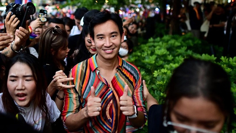 Pita Limjaroenrat (kiri) pemimpin Partai Maju dan calon Perdana Menteri, berdiri di samping Paetongtarn Shinawatra, calon Perdana Menteri Partai Pheu Thai, dalam pidato parade Pride pada 04 Juni 2023 di Bangkok, Thailand. Anggota komunitas LGBTQ dan sekutunya ambil bagian dalam pawai bulan Pride melalui pusat kota Bangkok. (Lauren DeCicca/Getty Images)