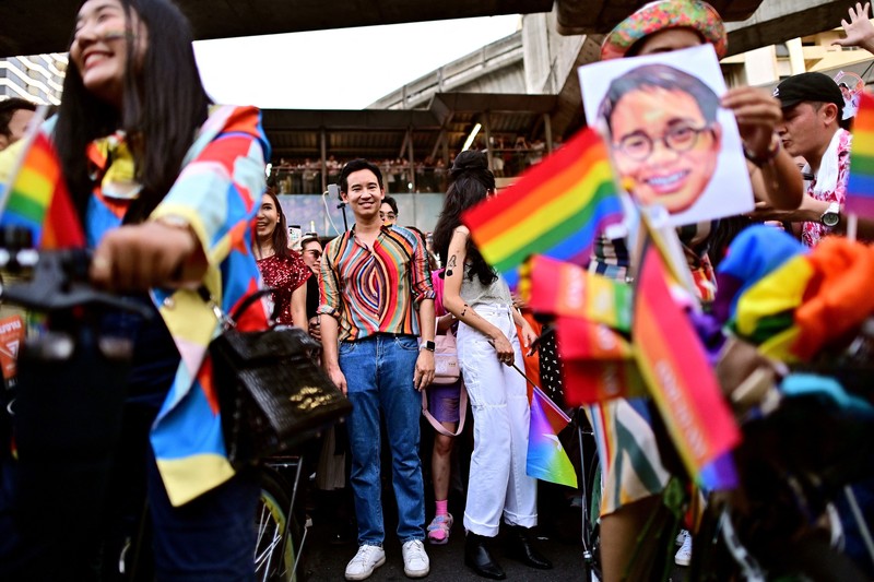 Pita Limjaroenrat (kiri) pemimpin Partai Maju dan calon Perdana Menteri, berdiri di samping Paetongtarn Shinawatra, calon Perdana Menteri Partai Pheu Thai, dalam pidato parade Pride pada 04 Juni 2023 di Bangkok, Thailand. Pita Limjaroenrat (kiri) pemimpin Partai Maju dan calon Perdana Menteri, berdiri di samping Paetongtarn Shinawatra, calon Perdana Menteri Partai Pheu Thai, dalam pidato parade Pride pada 04 Juni 2023 di Bangkok, Thailand. Anggota komunitas LGBTQ dan sekutunya ambil bagian dalam pawai bulan Pride melalui pusat kota Bangkok. (Lauren DeCicca/Getty Images)