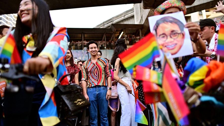 Pita Limjaroenrat (kiri) pemimpin Partai Maju dan calon Perdana Menteri, berdiri di samping Paetongtarn Shinawatra, calon Perdana Menteri Partai Pheu Thai, dalam pidato parade Pride pada 04 Juni 2023 di Bangkok, Thailand. Anggota komunitas LGBTQ dan sekutunya ambil bagian dalam pawai bulan Pride melalui pusat kota Bangkok. (Lauren DeCicca/Getty Images)
