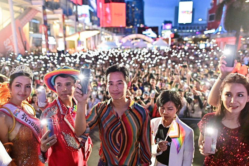Pita Limjaroenrat (kiri) pemimpin Partai Maju dan calon Perdana Menteri, berdiri di samping Paetongtarn Shinawatra, calon Perdana Menteri Partai Pheu Thai, dalam pidato parade Pride pada 04 Juni 2023 di Bangkok, Thailand. Pita Limjaroenrat (kiri) pemimpin Partai Maju dan calon Perdana Menteri, berdiri di samping Paetongtarn Shinawatra, calon Perdana Menteri Partai Pheu Thai, dalam pidato parade Pride pada 04 Juni 2023 di Bangkok, Thailand. Anggota komunitas LGBTQ dan sekutunya ambil bagian dalam pawai bulan Pride melalui pusat kota Bangkok. (Lauren DeCicca/Getty Images)