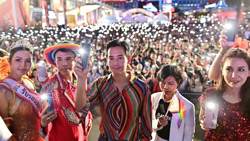 Pita Limjaroenrat (kiri) pemimpin Partai Maju dan calon Perdana Menteri, berdiri di samping Paetongtarn Shinawatra, calon Perdana Menteri Partai Pheu Thai, dalam pidato parade Pride pada 04 Juni 2023 di Bangkok, Thailand. Anggota komunitas LGBTQ dan sekutunya ambil bagian dalam pawai bulan Pride melalui pusat kota Bangkok. (Lauren DeCicca/Getty Images)