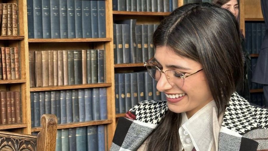 Mia Khalifa saat mengikuti pertemuan dengan Persatuan Mahasiswa Oxford. (Tangkapan Layar Instagram @miakhalifa)