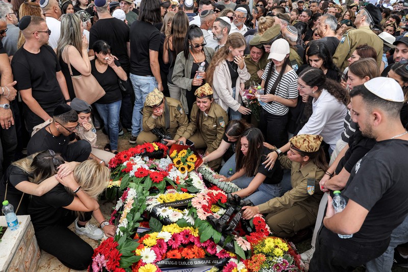 Tentara Israel saling menghibur di luar pangkalan militer Gunung Harif dekat kota Mitzpe Ramon di gurun Negev selatan Israel, berdekatan dengan perbatasan dengan Mesir, pada 3 Juni 2023. Tentara Israel saling menghibur di luar pangkalan militer Gunung Harif dekat kota Mitzpe Ramon di gurun Negev selatan Israel, berdekatan dengan perbatasan dengan Mesir, pada 3 Juni 2023. Dua tentara Israel tewas dalam penembakan yang jarang terjadi di perbatasan Mesir, memicu perburuan di mana tentara ketiga dan