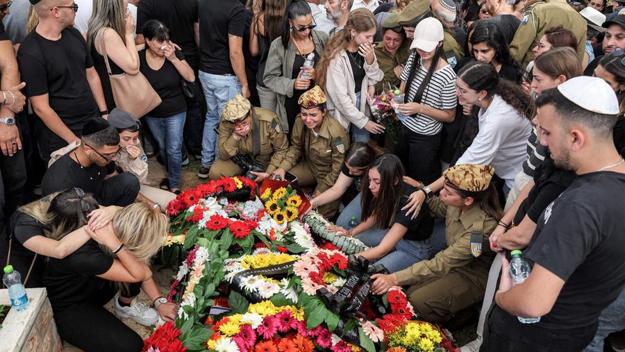 Tentara Israel saling menghibur di luar pangkalan militer Gunung Harif dekat kota Mitzpe Ramon di gurun Negev selatan Israel, berdekatan dengan perbatasan dengan Mesir, pada 3 Juni 2023. Dua tentara Israel tewas dalam penembakan yang jarang terjadi di perbatasan Mesir, memicu perburuan di mana tentara ketiga dan 