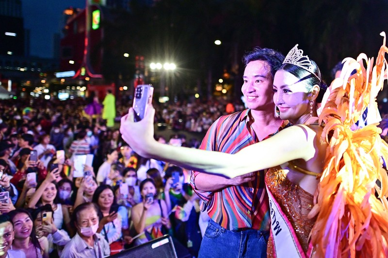 Pita Limjaroenrat (kiri) pemimpin Partai Maju dan calon Perdana Menteri, berdiri di samping Paetongtarn Shinawatra, calon Perdana Menteri Partai Pheu Thai, dalam pidato parade Pride pada 04 Juni 2023 di Bangkok, Thailand. Anggota komunitas LGBTQ dan sekutunya ambil bagian dalam pawai bulan Pride melalui pusat kota Bangkok. (Lauren DeCicca/Getty Images)