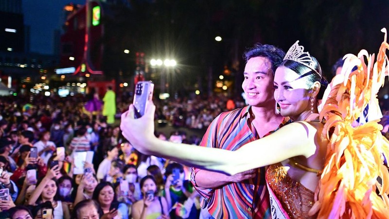 Pita Limjaroenrat (kiri) pemimpin Partai Maju dan calon Perdana Menteri, berdiri di samping Paetongtarn Shinawatra, calon Perdana Menteri Partai Pheu Thai, dalam pidato parade Pride pada 04 Juni 2023 di Bangkok, Thailand. Anggota komunitas LGBTQ dan sekutunya ambil bagian dalam pawai bulan Pride melalui pusat kota Bangkok. (Lauren DeCicca/Getty Images)