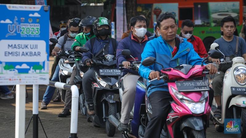 Petugas melakukan uji emisi kendaraan bermotor saat acara Uji Emisi Akbar (UEA) di Parkir Utara Taman Marga Satwa Ragunan, Jakarta, Senin (5/6/2023). (CNBC Indonesia/Faisal Rahman)